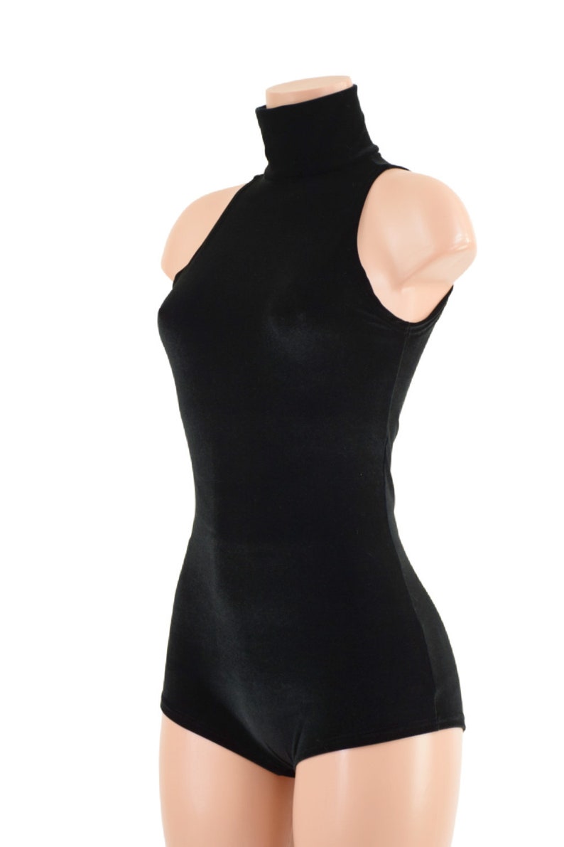Op de afbeelding: Een zwarte, mouwloze turtleneck bodysuit met een hoge halslijn. De bodysuit is gemaakt van een zachte, rekbare stof en heeft een strakke pasvorm.