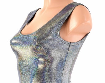 Può includere: Un top corto senza maniche color argento iridescente con scollo rotondo.
