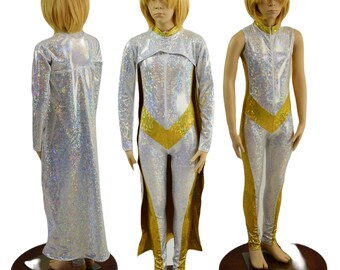 Conjunto infantil de mono y bolero con capa trasera en color blanco caleidoscópico Regal, con parte delantera en V, ribete y forro de capa en color dorado caleidoscópico EMK