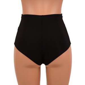 K&ouml;nnte beinhalten: Schwarze, hochgeschnittene Shorts aus einem figurbetonten, dehnbaren Stoff. Die Shorts haben einen breiten Bund und eine kurze L&auml;nge.