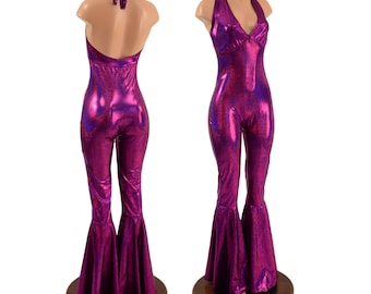 Puede incluir: Un mono de color fucsia con escote halter y piernas acampanadas. El mono está hecho de una tela brillante e iridiscente.