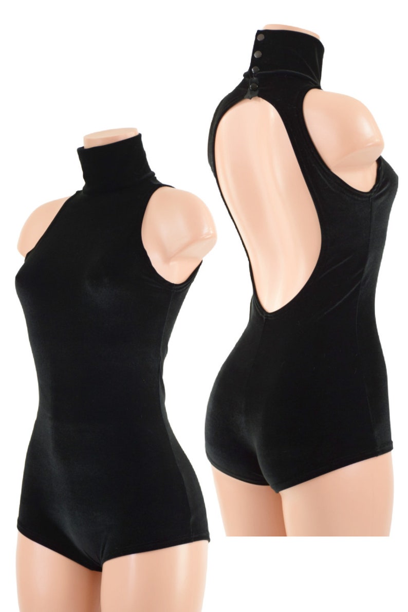 Op de afbeelding: Zwarte velours bodysuit met een hoge hals en een lage rug. De bodysuit is mouwloos en heeft een drukknopsluiting aan de achterkant van de nek.