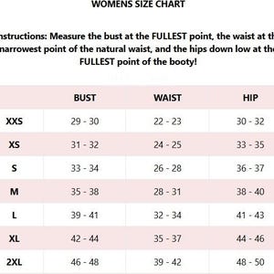 Puede incluir: Una tabla de tallas para ropa de mujer con medidas en pulgadas para el busto, la cintura y la cadera. La tabla incluye las tallas XXS, XS, S, M, L, XL y 2XL.