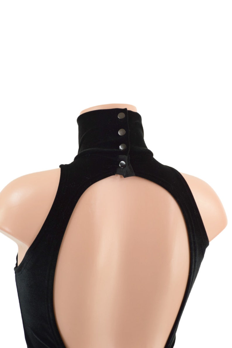 Op de afbeelding: Zwarte fluwelen turtleneck met een sleutelgatrug en knoopsluitingen aan de achterkant van de nek.
