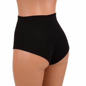 K&ouml;nnte beinhalten: Schwarze, hochgeschnittene Shorts mit figurbetonter Passform. Die Shorts haben einen breiten Bund und eine kurze Innenbeinl&auml;nge.