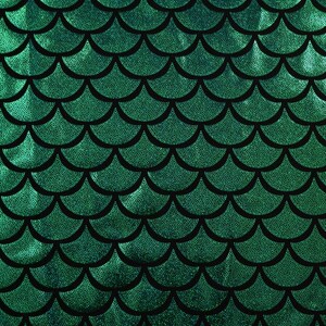 Puede incluir: Tela verde iridiscente con un patr&oacute;n de escamas de sirena.
