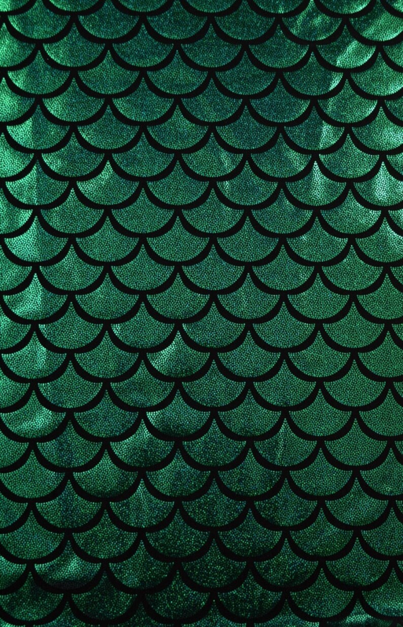 Puede incluir: Tela verde iridiscente con un patr&oacute;n de escamas de sirena.