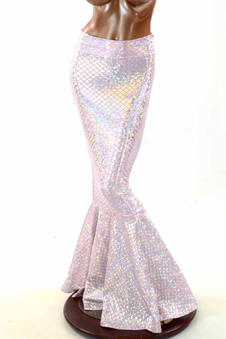 Pu&ograve; includere: Una gonna a coda di sirena con un tessuto rosa iridescente e un motivo a squame di sirena.