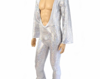 Op de afbeelding: Een zilverkleurige, glinsterende jumpsuit met een diepe halslijn en uitlopende broekspijpen. Het kledingstuk met lange mouwen heeft een getextureerde, glinsterende uitstraling. De outfit wordt op een mannequin getoond.