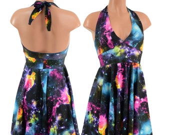 Può includere: Un abito nero con scollo a halter e stampa galattica in rosa, blu, giallo e verde. L'abito ha un corpetto aderente e una gonna svasata.