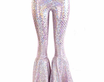 Puede incluir: Pantalones de campana rosa iridiscente con escamas de sirena. Los pantalones tienen cintura alta y pierna ancha.