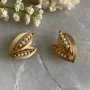 Trifari Earrings, Vintage Earrings, Vintage Trifari, Leaf Earrings, Leaves and Pearls Earrings, Clip On Earrings, Wedding Earrings, Gift