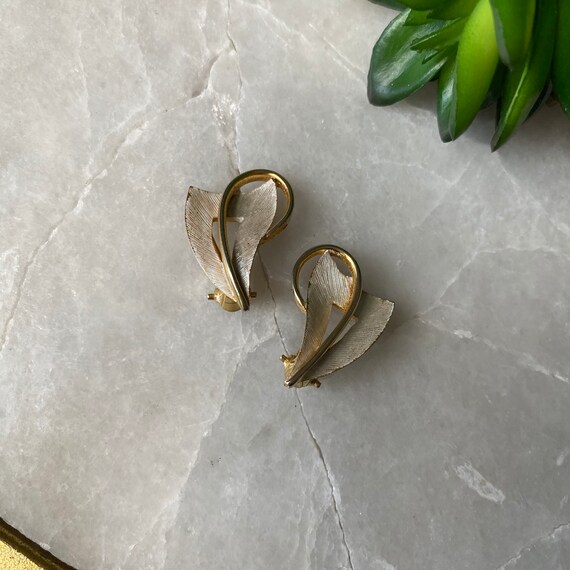 Vintage JJ Enamel Brooch and Clip-on Earring Set - image 2