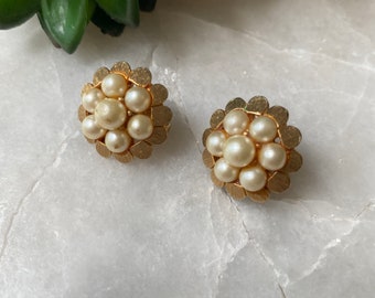 Vintage Earrings, Vintage Clip on earrings, Flower Pearl Earrings, Vintage Pearl Earrings, Wedding Earrings, Gift for her