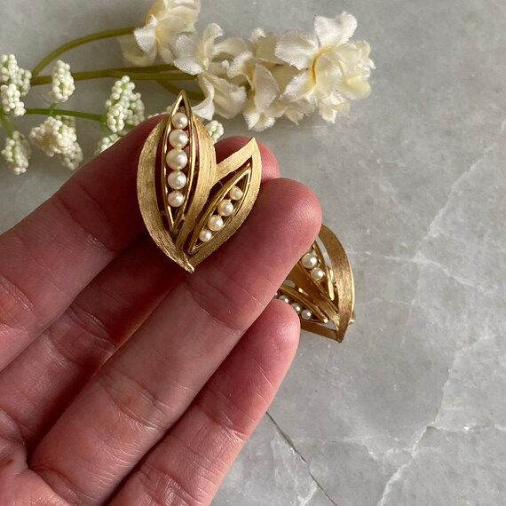 Boucles D'oreille Clips Vintage TRIFARI - Or Et Perle Nacré - Modèle BO3947