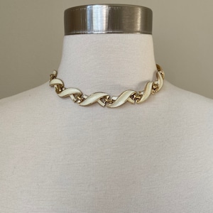 Choker vintage in smalto anni &#39;60: collana con nastro a spirale color oro