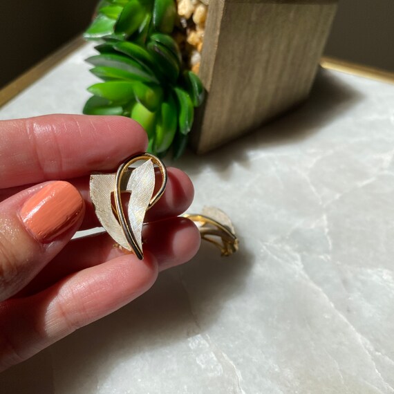 Vintage JJ Enamel Brooch and Clip-on Earring Set - image 4