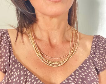 Collana a più fili di perline, metalli multicolore, collana in metalli misti, collana vistosa, grintosa, di tendenza