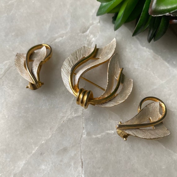 Vintage JJ Enamel Brooch and Clip-on Earring Set - image 7