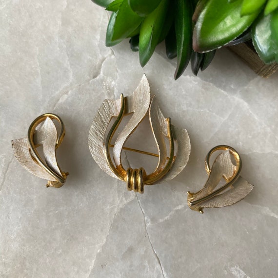 Vintage JJ Enamel Brooch and Clip-on Earring Set - image 9