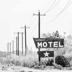 Hondo Motel Fotografia d'arte Bianco e nero Ciglio della strada del Texas meridionale Retro Segno vecchio neon vintage metà secolo segnaletica stradale Motel art