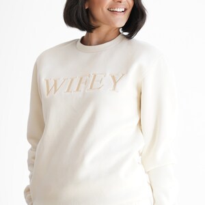 Produktbild von Six Stories Wifey Champagne Sweatshirt, Wifey Sweat, Wife Jumper