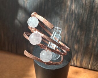 Anillo espiral de cuarzo y cobre