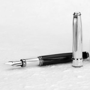 Füllfederhalter aus Sterlingsilber und schwarzem Harz Helicoid Gravur Handmade in Italy