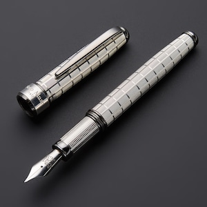 Pluma estilográfica de plata maciza 925 hecha a mano con guilloché de tablero de ajedrez y baño de oro negro.
