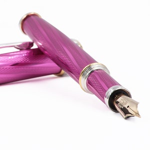 Stylo plume en argent, finition de style Gaudí 925 poinçonnée avec nanocéramique fuchsia antique fait main en Italie