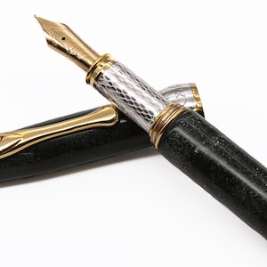 Penna stilografica unica realizzata a mano in pietra alpina massiccia. Dettagli in argento sterling. Pennino in oro 18 K 750.
