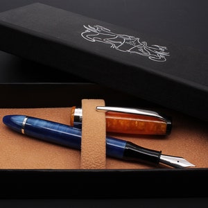 Pluma estilográfica italiana hecha a mano: resina azul marino y naranja ámbar con detalles plateados, ultraligera, 20 g