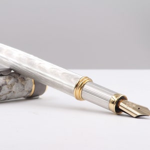 Stylo plume argenté avec capuchon en cuir perchoir gris doré