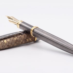 Pluma Estilográfica Plata de Ley Cuero Genuino Sostenible Hecho a Mano en Italia Marrón Dorado