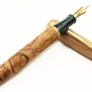 Stylo plume artisanal italien - Bois d'olivier méditerranéen et nuances de vert