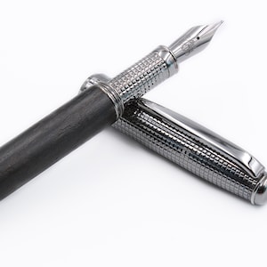 Eleganza senza tempo: penna stilografica in quercia antica e argento sterling