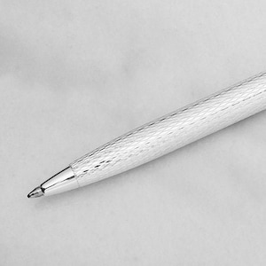 Artisanat d'excellence : stylo à bille Athene en argent sterling avec élégante gravure guilloché, fait main en Italie