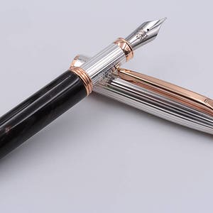 Pluma estilográfica italiana hecha a mano en cuerno de búfalo indio oscuro natural con capuchón de plata esterlina y baño de oro rojo
