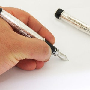Penna stilografica fatta a mano con corpo in argento sterling e motivo a linee sottili