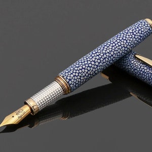 Penna stilografica Galuchat blu oceano – realizzata a mano in Italia con impugnatura in argento sterling e dettagli in oro 18 carati