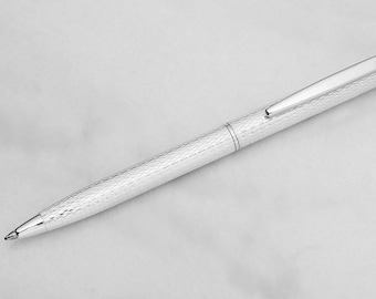 Artisanat d'excellence : stylo à bille Athene en argent sterling avec élégante gravure guilloché, fait main en Italie