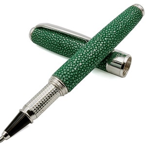 Stylo à bille roulante en cuir de galuchat véritable couleur verte avec poignée en argent sterling fait main en Italie