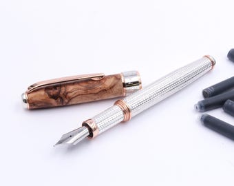 Pluma estilográfica de madera de olivo torneada a mano con cuerpo de plata 925.