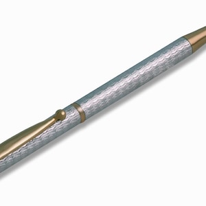 Penna a sfera Lady in argento sterling incisa con incisione guilloché realizzata a mano in Italia