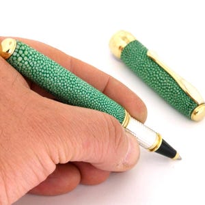 Stylo à bille roulante en cuir de galuchat vert jade avec poignée en argent 925 - Détails dorés - Fait main en ITALIE
