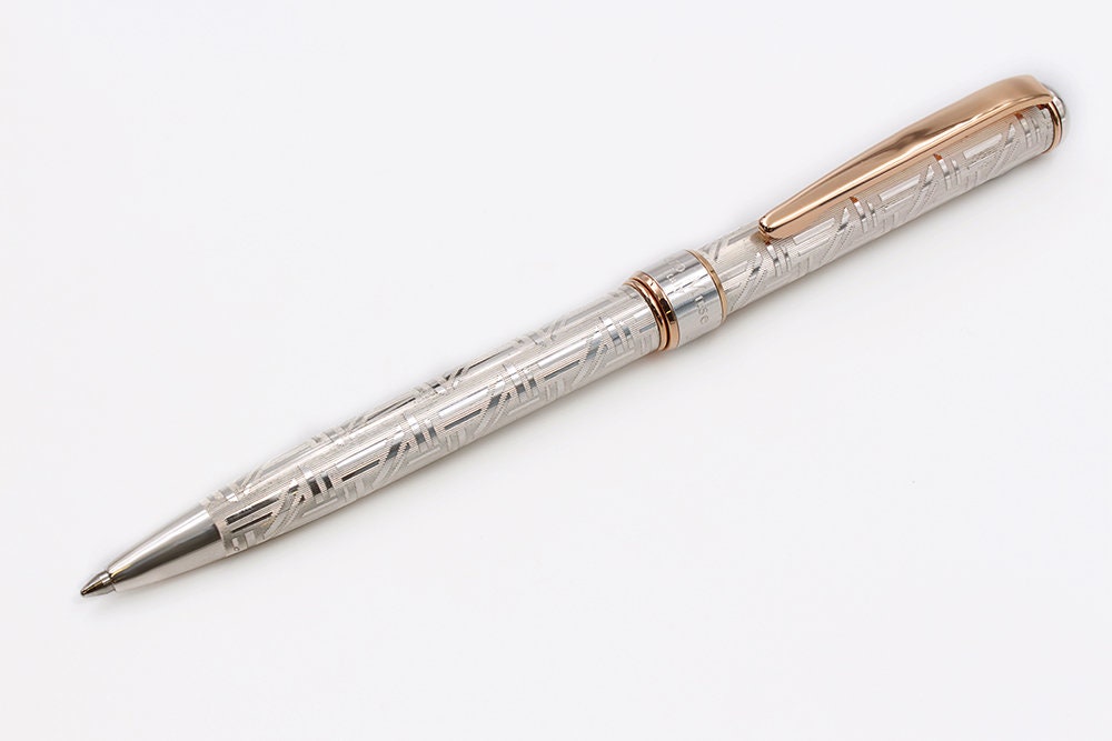 Elegant handgemaakt sterlingzilveren potlood met geometrische gravure en roodgouden accenten