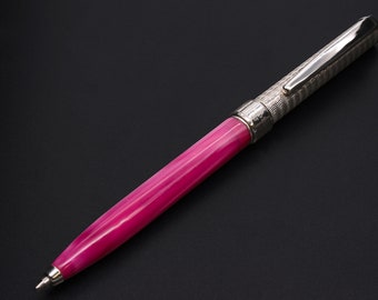Strawberry Gelato Dreams : stylo à bille pastel et argent, breloque personnalisable