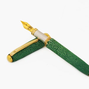 Caneta-tinteiro de couro Stingray verde jade feita à mão com cabo de prata esterlina 925 – Artesanato italiano