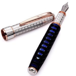 Pluma estilográfica eléctrica italiana Honeybee, hecha a mano, en plata de ley y resina azul.