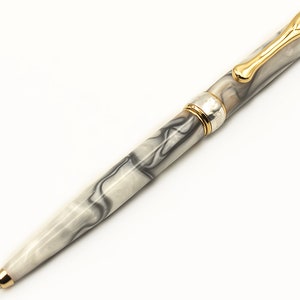 Stylo à bille blanc et gris en résine grise avec détails en métal plaqué or Fabriqué à la main en Italie